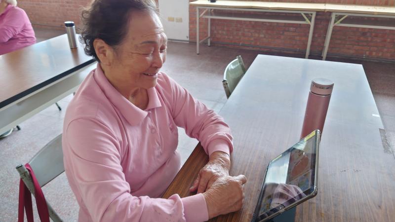 看看!學會點影片看的阿婆，開心的笑臉