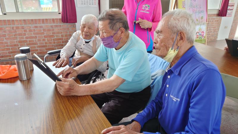 三個平均三百歲的阿公，目不轉晴的在看童鞋玩魔術方塊