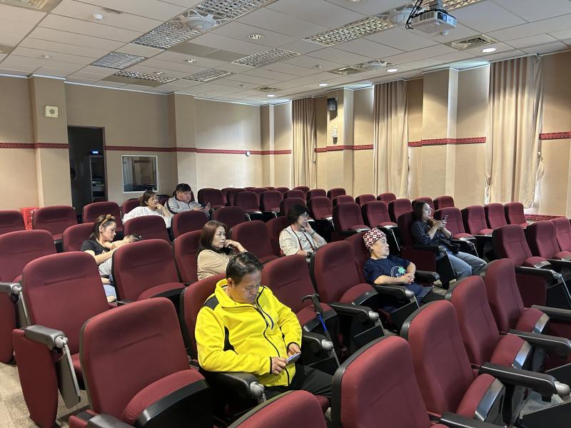 學員正在使用手機軟體進行操作媒體剪輯