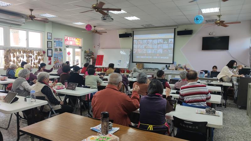 對著鏡頭比揪咪，一起大合照