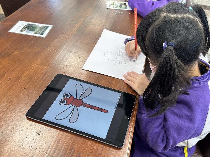 小小學員運用平板，描繪出各種昆蟲