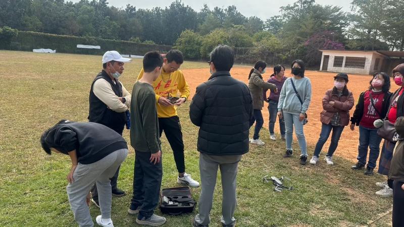 確認無人機的狀態與電池電量是否充足！然後就要起飛啦～～