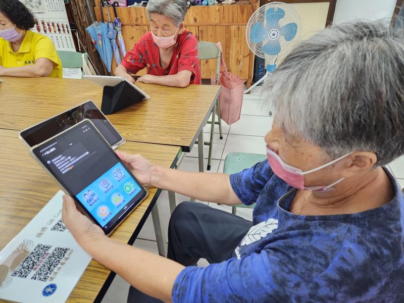 協助長輩加LINE@