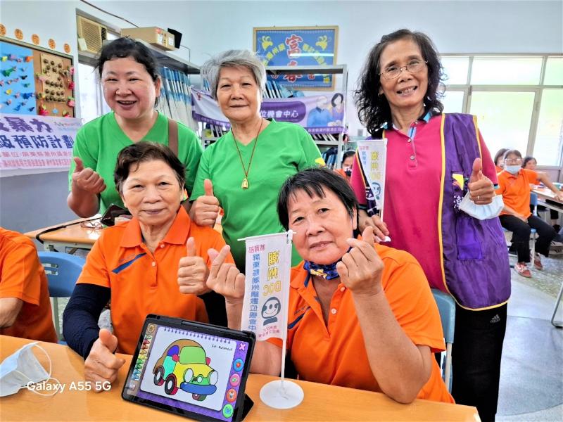 富春社區2位70多歲的媽媽 說很高興潮州數位中心-來富春嬌我們使用平板電腦 因為每換一次平板（手機）就得頭疼好一陣子。每每拿到新平板或手機時，一看到兒女就會趕緊東問問西問問，有時問過的同一個問題過沒幾天又忘記了，只好再重新再問一次，有時也會