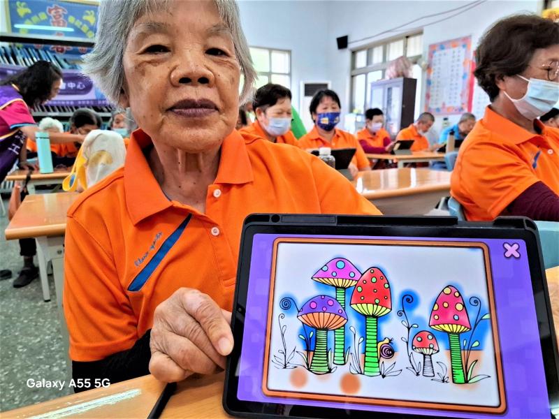 阿嬤喜愛拍照，對平板電腦能照相、錄影非常有興趣，他說能把自己的照片變得年輕又美麗，還可以用平板電腦去除惱人的老人斑，這是他去照相館都沒辦法幫他做到的事情，平板電腦竟然能這麼厲害讓她的老人斑全部消除，電腦實在太神奇了。