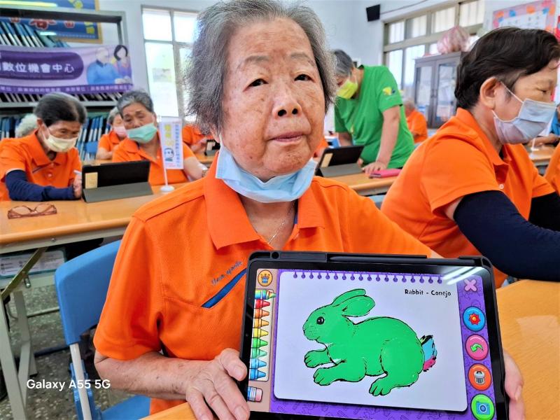 阿嬤是第一次接觸到平板電腦的體驗，看著阿嬤臉上出現了新奇與驚喜的表情，手上拿著平板小心翼翼，很專心的聽著老師教導，一個指令一個動作，小心翼翼的點選，因為深怕點選錯誤把平板用壞了。