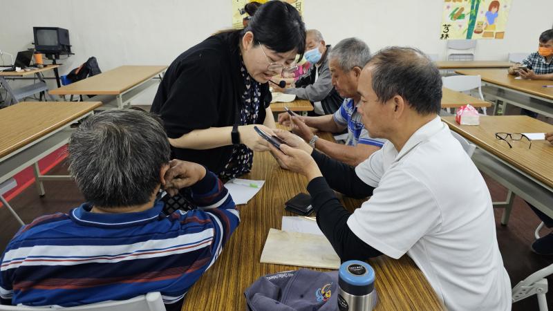 講師針對學員對數位支付的疑問解惑。