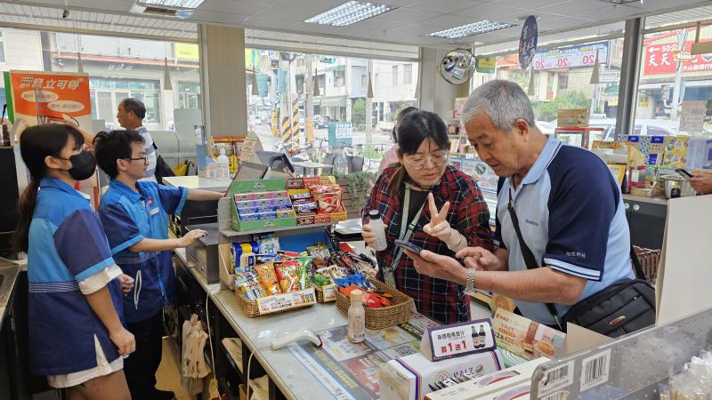 學員走進超商，體驗數位支付的便利。