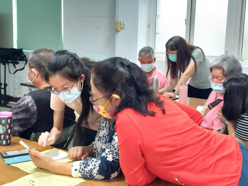 志工協助民眾學習