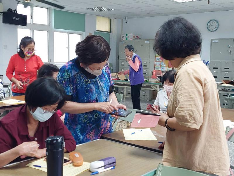 民眾彼此協助操作