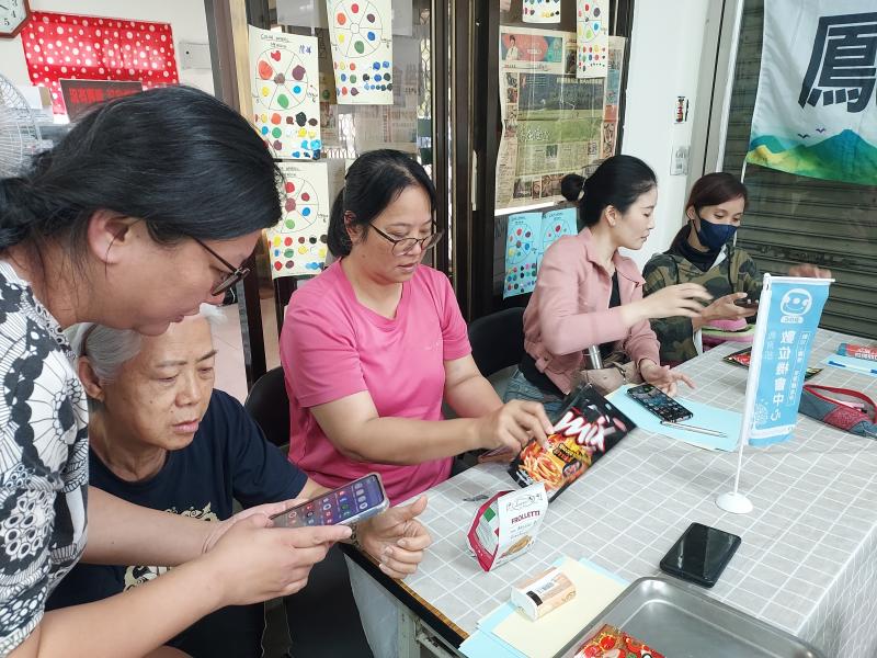 假新聞知多少培訓-講師協助學員使用APP