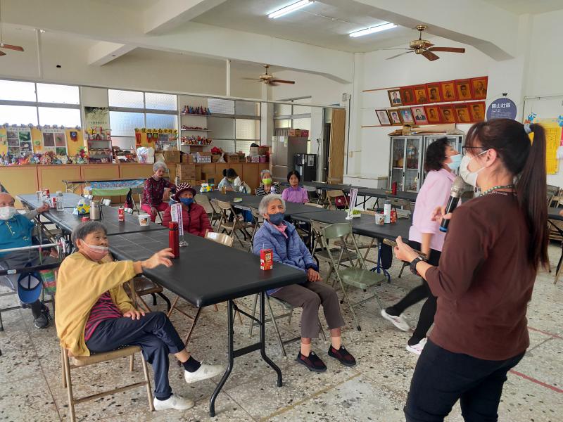 長輩們分享自己所碰到詐騙電話的真實案例