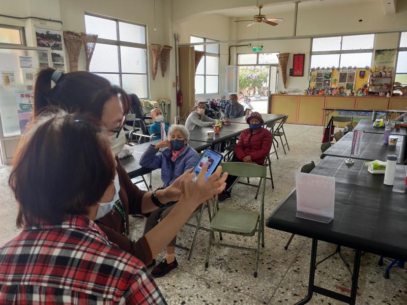 講師指導學員如何利用手機搜尋麥擱騙