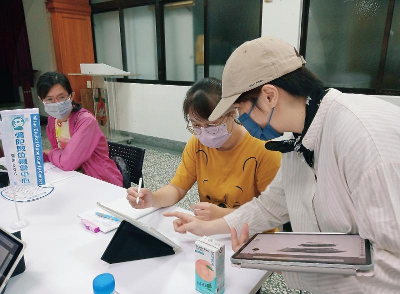 講師透過示範，讓學員掌握如何選擇合適的筆刷來表達創意。