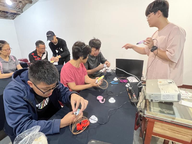 廖老師講解3D列印課程實作