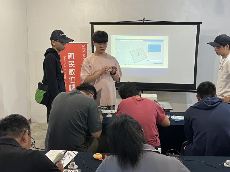 佑軒老師引導學員教學實作