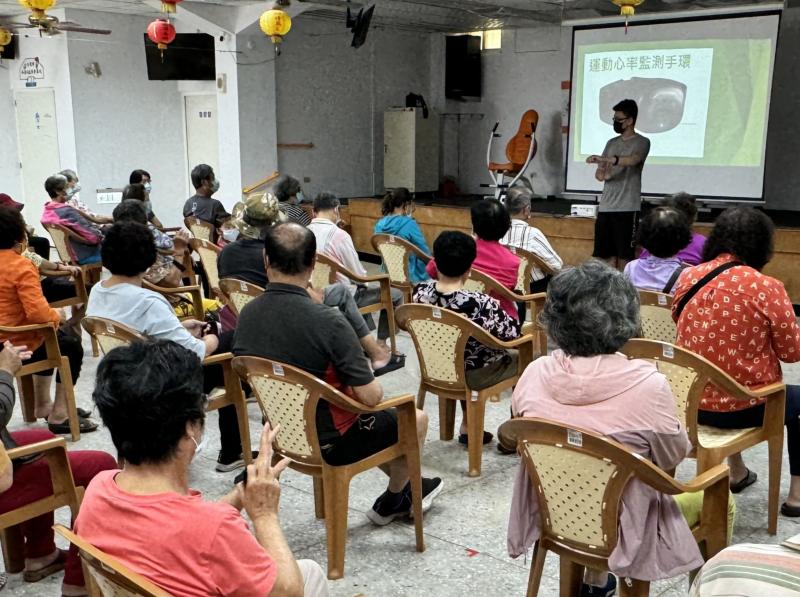 強調運動健康的重要性，學員能透過穿戴裝置追蹤個人健康數據，提高對健康的關注和意識。