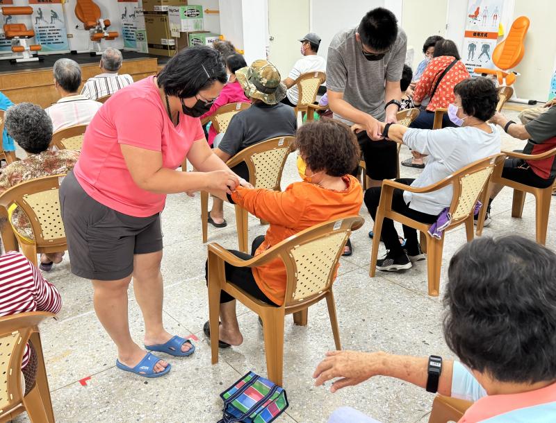 智慧型運動穿戴裝置課程，讓長者們能學習如何使用這些裝置，了解其功能和操作方式，提高數位素養水平。