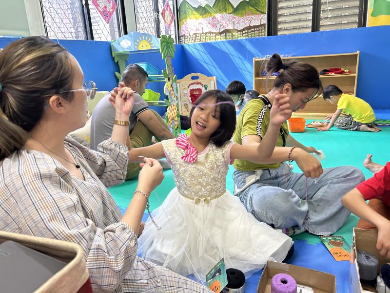 正在體驗編織文化技術的小朋友