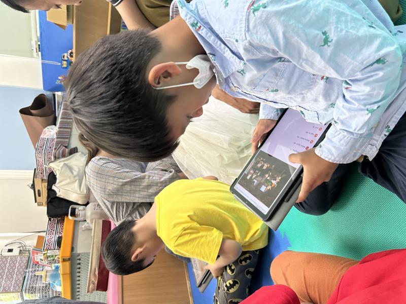 小朋友正學習使用線上族語使用的網站