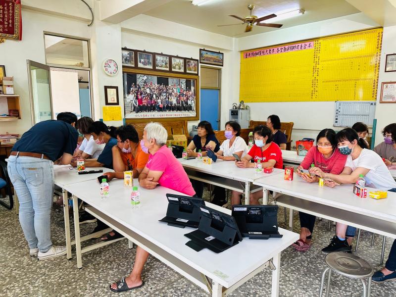 老師到旁指導操作不卡卡!