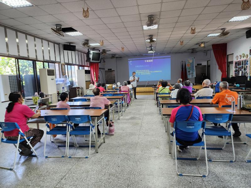 手機拍照的五大訣竅說明中，講師採取一個訣竅就一次實作，雖然平時大家都會拿起手機拍照或攝影，但要捉住這些要領還是讓長者們手忙腳亂的。