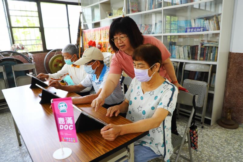 志工協助長輩使用平板電腦