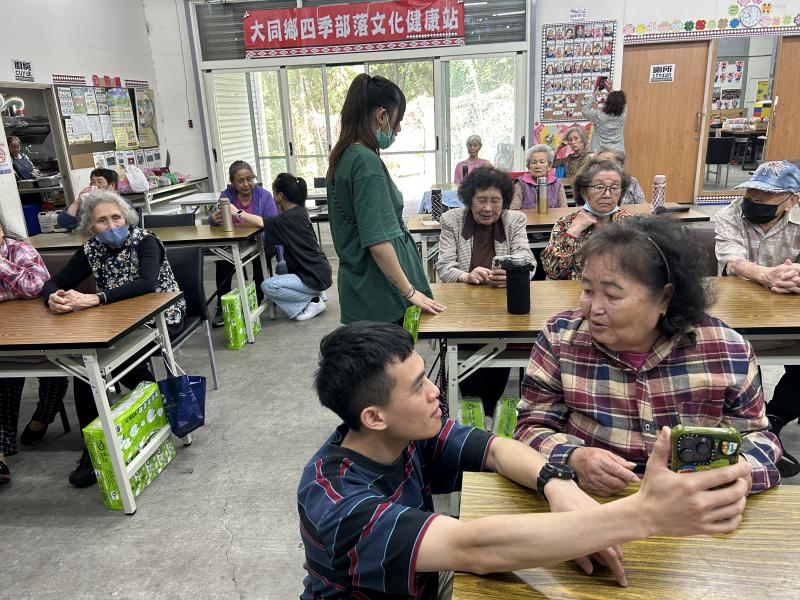 講師耐心和長者教授如何進行3C錄製