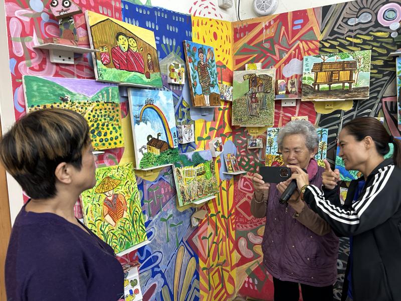 長者開始使用3C產品介紹自己的作品