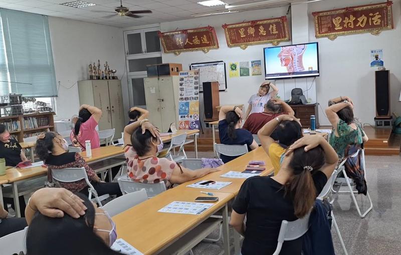 大家跟著老師一起做運動