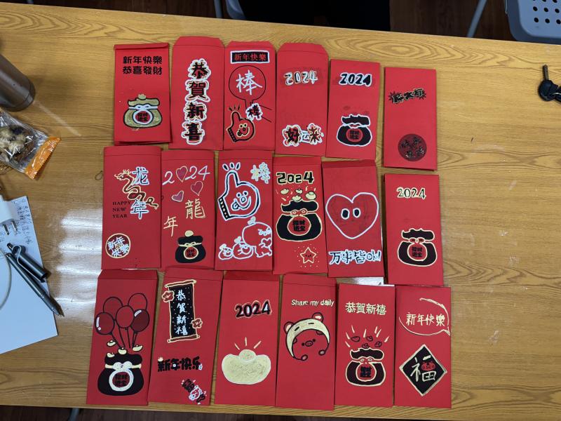 學員用手機製作數位紅包袋