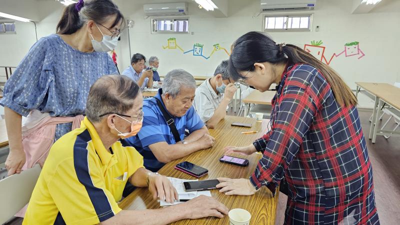 講師協助學員開通自己商家的LINE@。