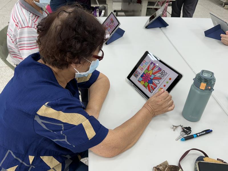 下載App後學員很用心填滿色澤情景.