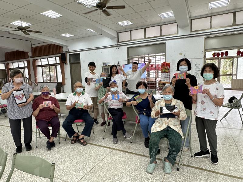 開心的展示學習成果，並與授課老師合照留下美好見證.