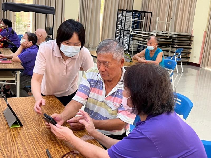 長輩對於Ｃａｎｖａ很有興趣，協助長輩使用手機來操作～