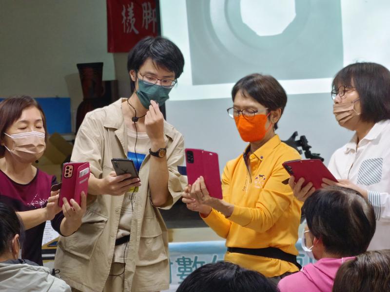 不同廠牌的手機相機的操作介面可能會有所不同