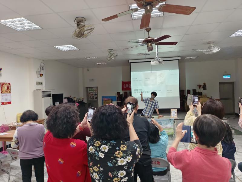 老師請學員試著用自己的手機拍照，但老師的姿勢是歪的，該如何調整拍攝角度使老師看起來水平正確？