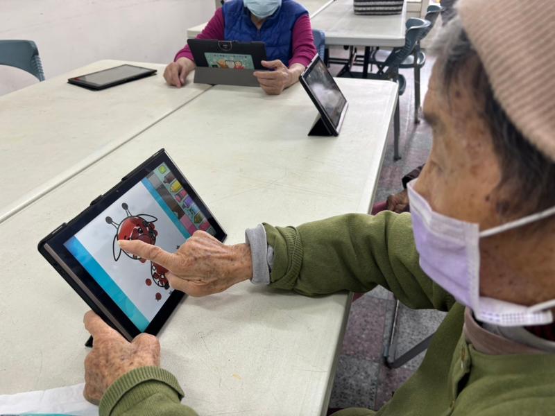 這次課程我們來到了睿智學堂，帶領這些從未體驗過平板的長者們一起嘗試學習。