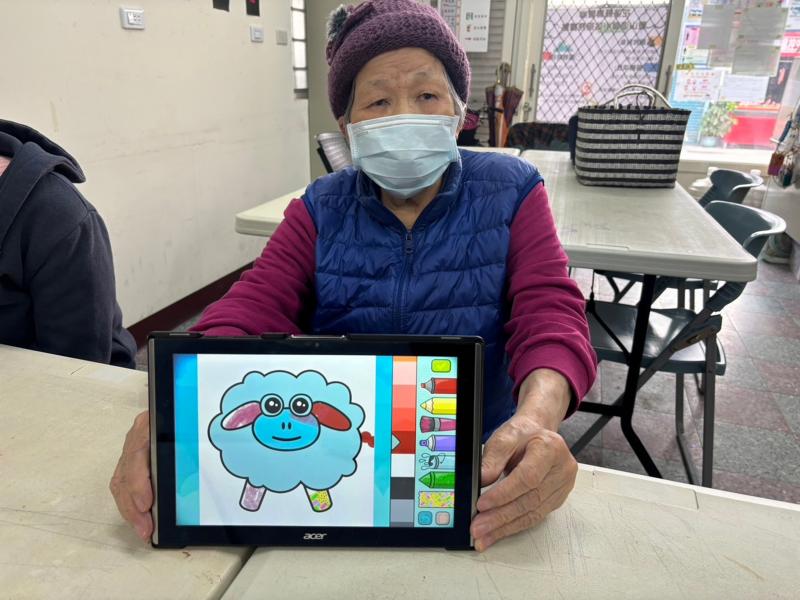 長者分享原來畫畫也可以不讓手髒。