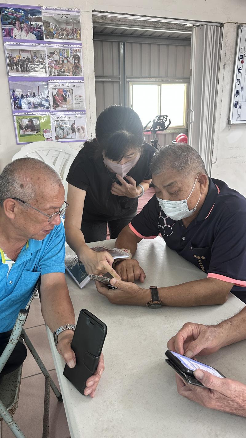 教長輩們如何掃條碼線上點餐還有繳納停車費,長輩們說原來掃條碼這麼簡單!! 下次出去吃飯也要試試看