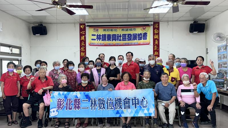 二林DOC因為學員擔任社區志工的牽引下,第一次來到東興社區,雖然大多數長輩還是沒有智慧型手機卻會互相交流,一起學習!!