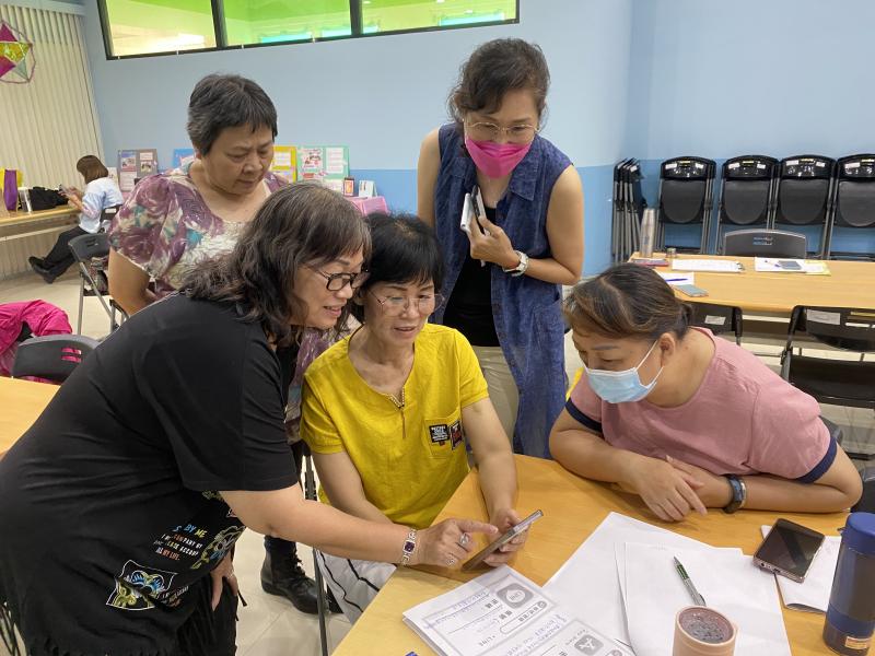 數位幫手實彈演習,學員一提出問題幫手就要前去服務