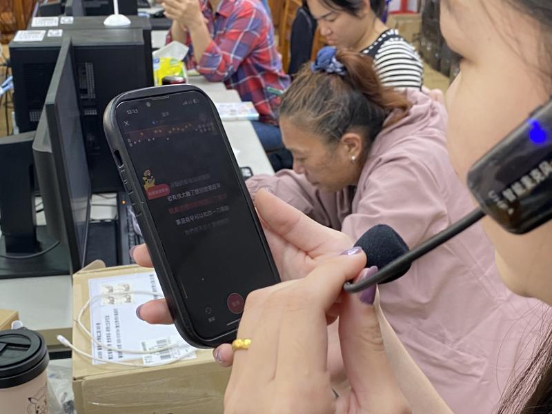 學員認真的學習線上卡拉OKAPP，課程結束後到站上預計教導長者進行線上卡拉OK的唱歌