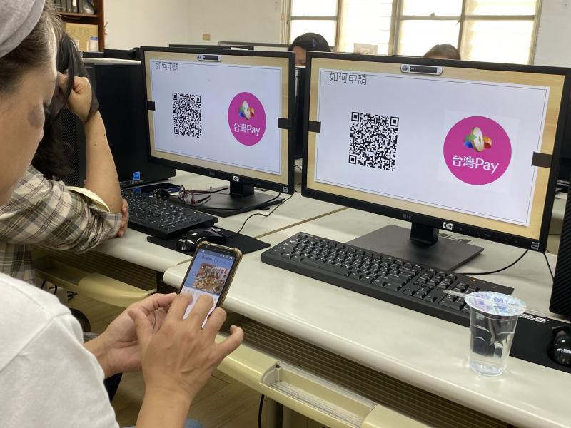 學員在練習操作台灣PAY的使用方法