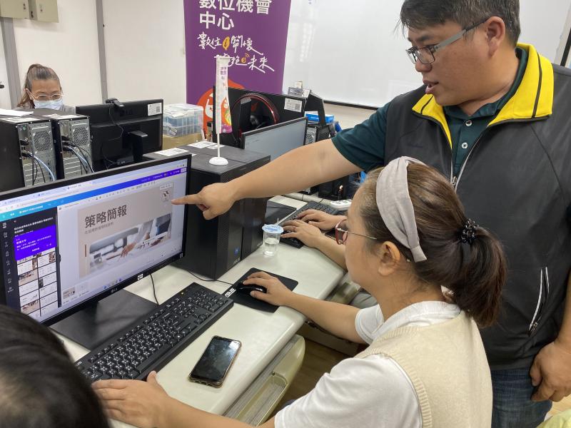 講師在教導學員如何製作簡報PTT