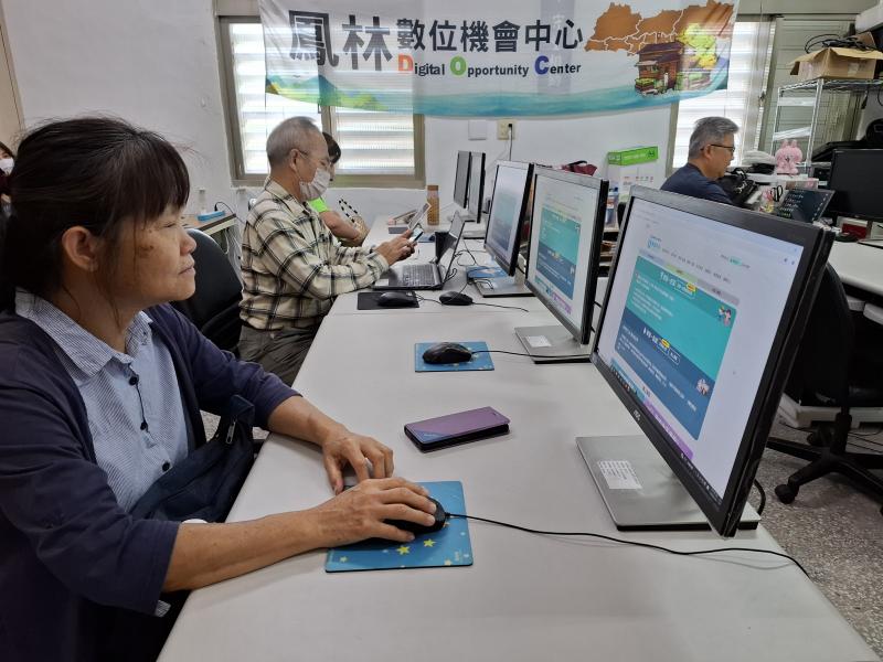 講師引導學員註冊學習中心並簡述線上學習的項目與內容