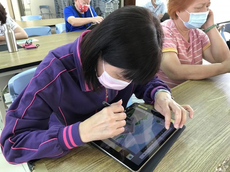 用平板電腦描繪畫作製作卡片