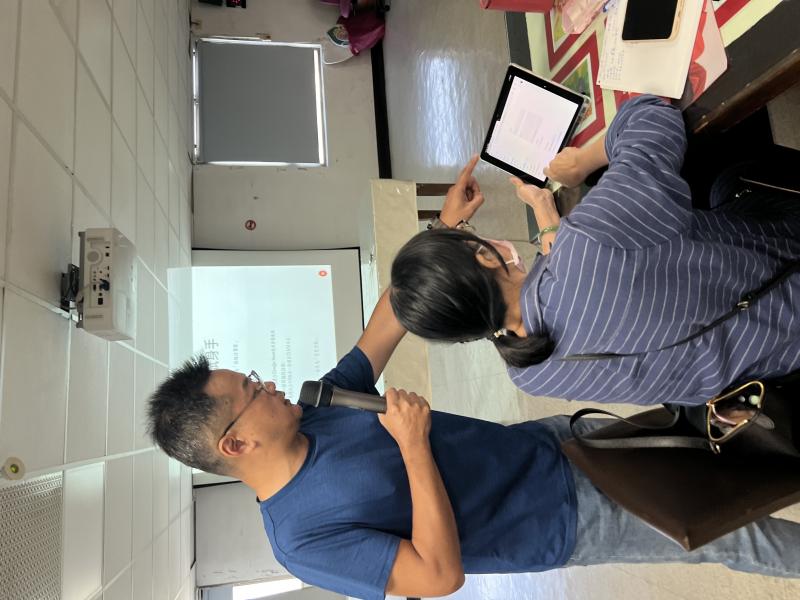 圖為老師指導學員如何行事曆功能