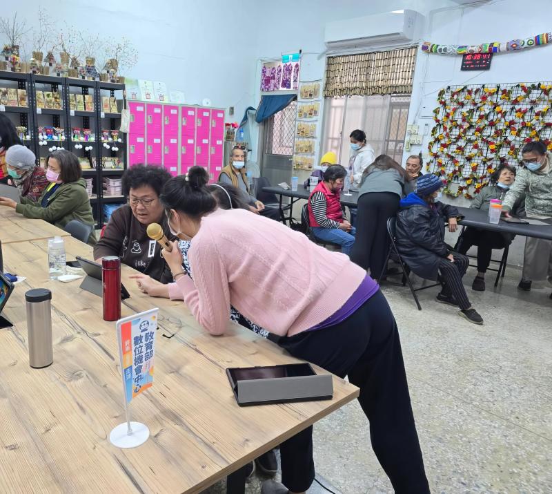 學員提出問題，講師回答每個學員的問題