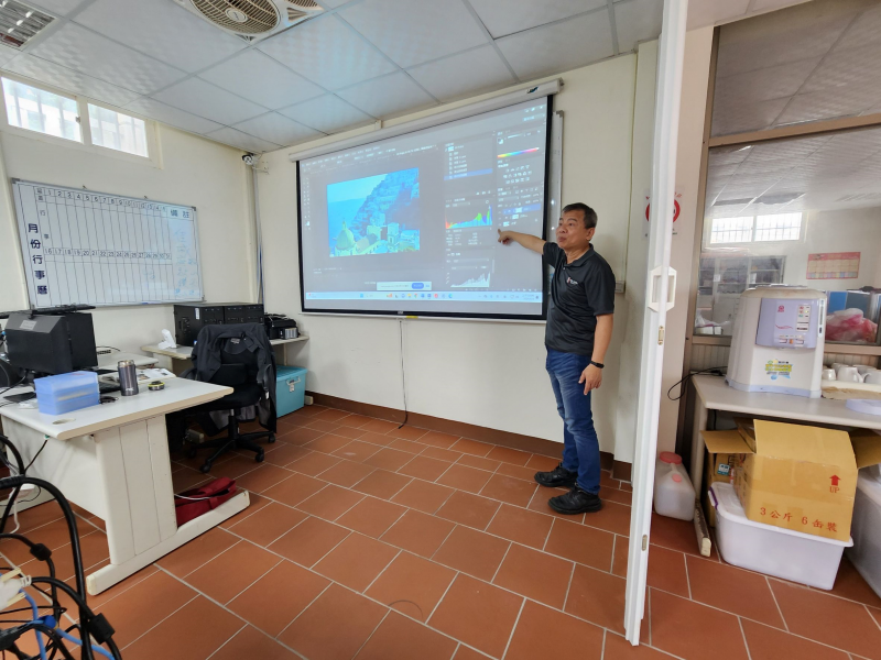 老師說明使用Photoshop更改圖片顏色的方法